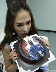 娱乐吃瓜女艺人进团,吃瓜女艺人华丽转身，加盟热门团体